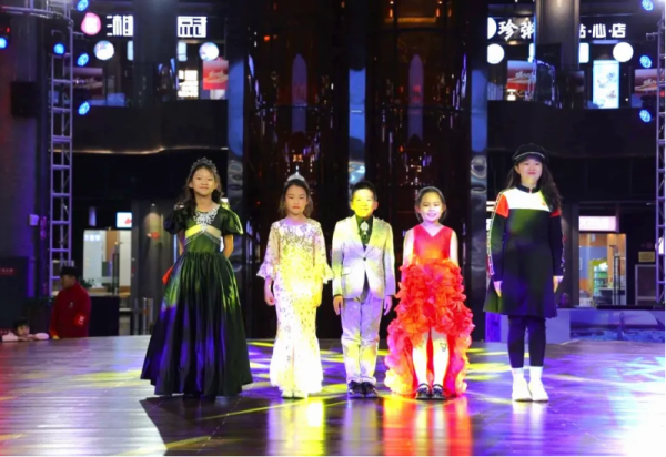 【童声飞扬】哈尔滨小冰花艺术团再登哈尔滨冰雪大世界冰雪美食馆中心舞台
