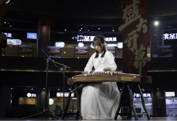 音乐与美食共谱动人乐章！小冰花艺术团古筝专场演出在冰雪美食馆精彩上演