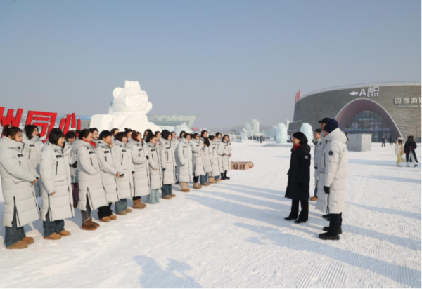 黑龙江省妇联副主席胡波一行赴哈尔滨冰雪大世界开展调研并慰问女职工