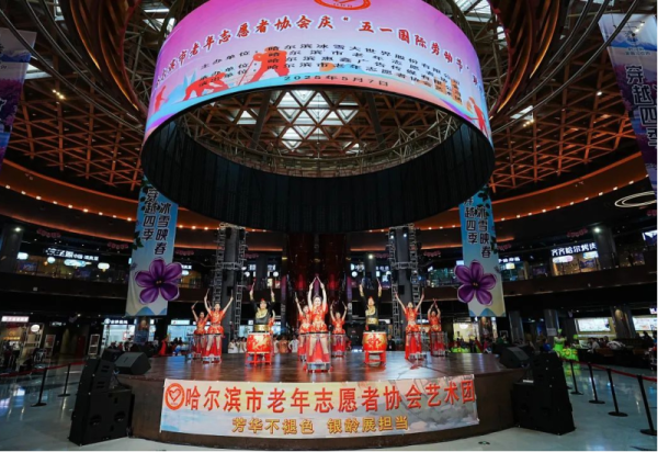 冰雪美食馆接连上演两场公益演出致敬劳动者