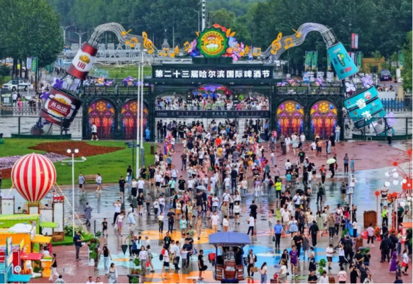 【新华社报道】啤酒节、反季冰雪、江上演出……夏日“尔滨”开启限定狂欢