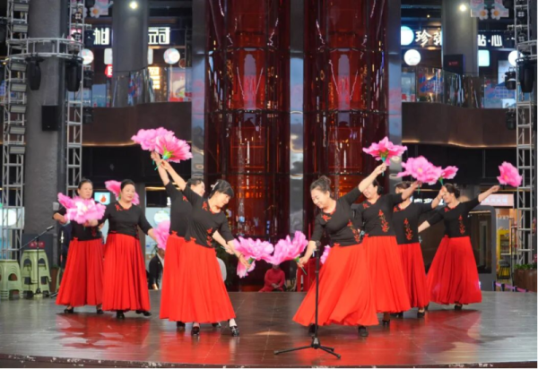 艺术盛宴绽放 专场公益演出在哈尔滨冰雪大世界精彩上演