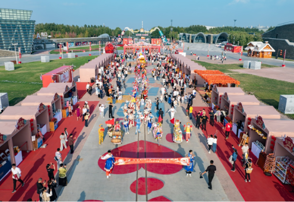 国庆中秋假期第二天,哈尔滨冰雪大世界人气火爆,园区氛围拉满!