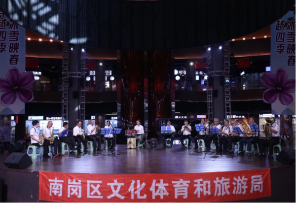 冰雪美食馆中心舞台好戏连台!南岗区文化体育和旅游局、鹰舞舞蹈演出圆满成功