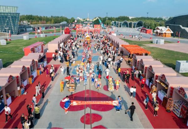 10月5日，看演出、品非遗、抽奖品、赏秋色……不错过哈尔滨冰雪大世界每一分精彩