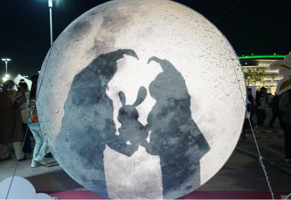 哈尔滨冰雪大世界“你和月亮很合拍”中秋特别活动，定格满载温暖的幸福瞬间