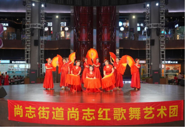 秋韵满冰城！尚志红歌舞艺术团、大成街工委公益演出在冰雪美食馆中心舞台上演