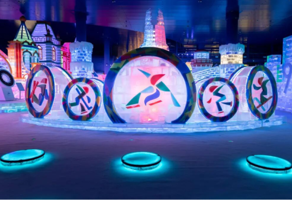 对面的歌迷看过来，哈尔滨冰雪大世界邀你畅玩梦幻冰雪馆！