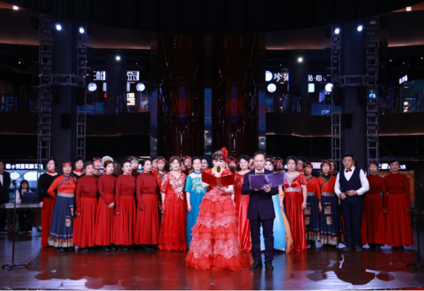 三场演出轮番登场 哈尔滨冰雪大世界冰雪美食馆文艺潮涌