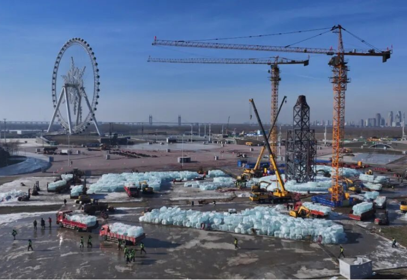 第二十七届哈尔滨冰雪大世界冰建施工开始 “长城”主题超级冰滑梯首先动工