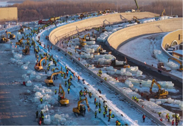 “迎宾雪雕天团”新动向 哈尔滨冰雪大世界“雪人一家”雪坯初具形态