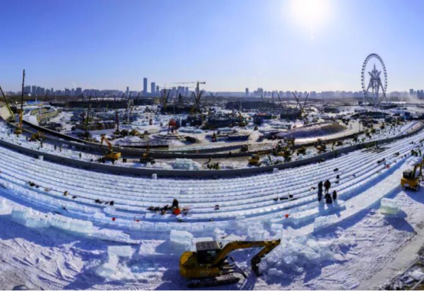 超级冰滑梯已建成9条滑道 大型主题雪雕“童话小马一家”开始雕刻
