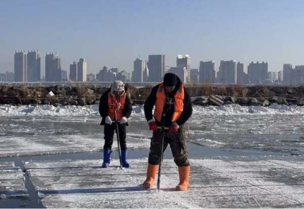 【媒体关注】特写：采出一个晶莹的冬天