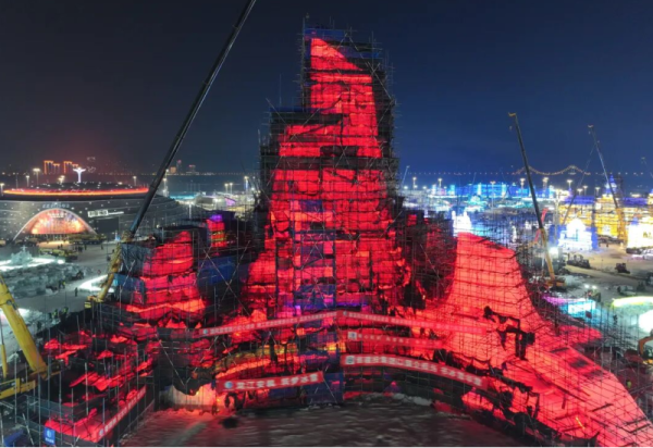 第二十七届哈尔滨冰雪大世界主塔成功封顶 冰雪之约更近一步