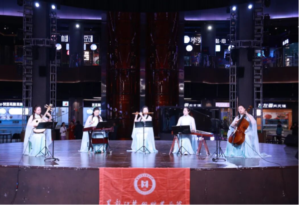 两场演出在哈尔滨冰雪大世界精彩上演 收获台下观众掌声不断