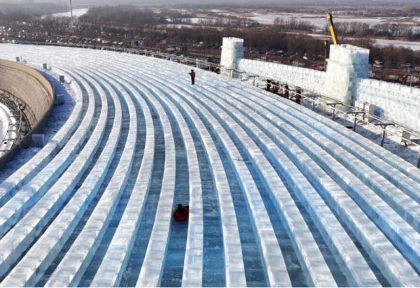 超级冰滑梯冰建竣工 全面开始滑道试滑