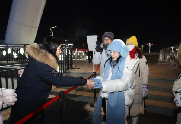 热乎乎的水饺送到手中 游客点赞哈尔滨冰雪大世界的跨年夜暖身又暖心