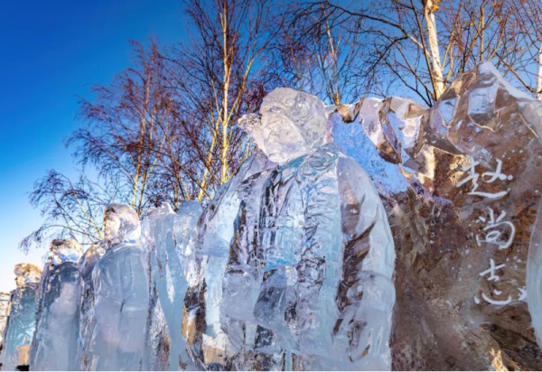 冰铸英魂 哈尔滨冰雪大世界以景观“英雄印记照初心”致敬英雄