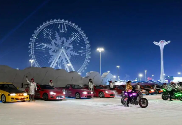 赛车用两个轮子在雪地上竞速？没错，这就是可以免费预约观看的冰上汽车芭蕾秀！