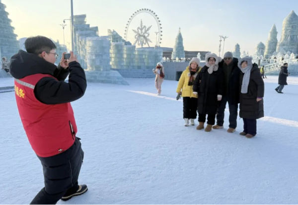 “约会哈尔滨 冰雪暖世界”，冰天雪地中的那抹红最美丽！