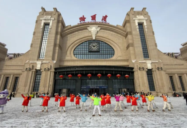 冰雪舞动暖春运：哈尔滨冰雪大世界劲歌热舞扮靓冰雪旅途