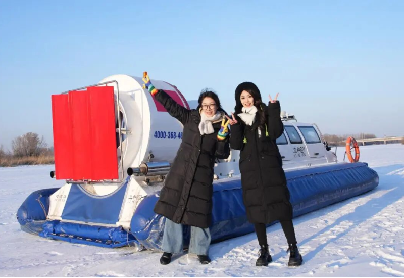 来冰雪大世界新选择！乘坐冰上气垫船体验“冰面飞行”的快乐