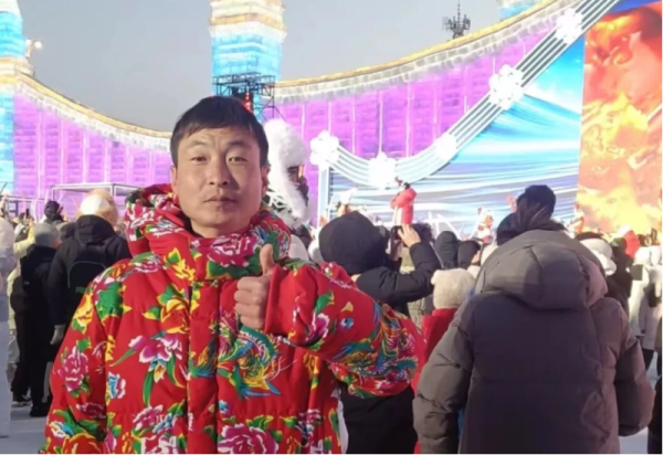 从痴迷冰雪氛围到爱上一座城，“淄博哥”三载持续奔赴哈尔滨：“这里的风景、人情和氛围，都是花钱也买不来的珍贵体验”