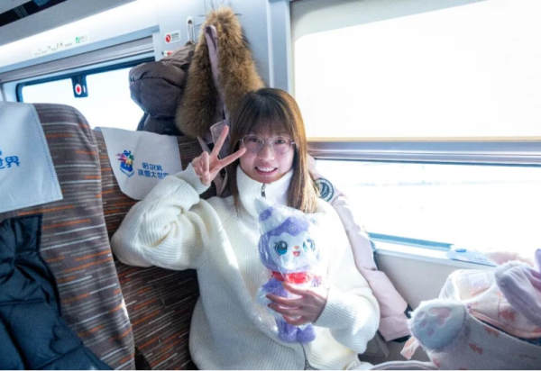 冰雪专列 全国送暖——哈尔滨冰雪大世界主题高铁列车携“冰情雪韵”奔赴全国