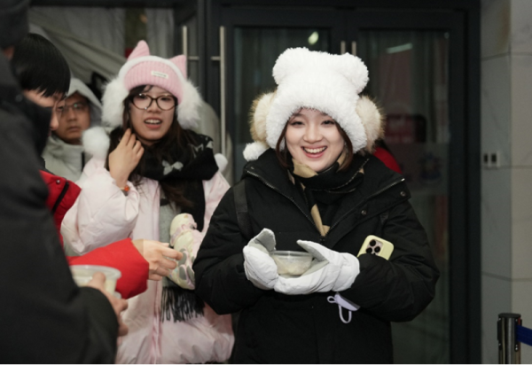 除夕佳节，哈尔滨冰雪大世界用水饺、糖果暖客心！