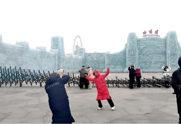【媒体关注】惜别冰雪大世界，一场风雪中的温情告别丨从地铁口到南门广场，大量游客园区外隔墙打卡，期待下一个冬季重逢