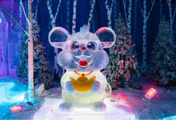 梦幻冰雪馆里藏着十二生肖冰雕，快来和你的生肖合照吧！
