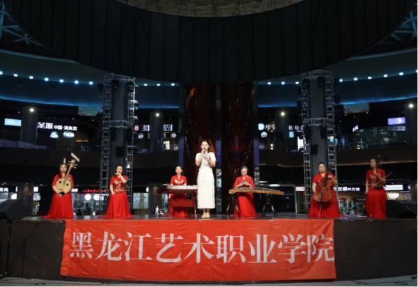器乐伴歌舞 夏日赏群艺 两场专场演出在冰雪美食馆轮番献艺