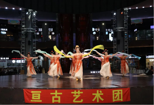 好戏连台燃盛夏 多元展演绽风华 三场专场演出在冰雪美食馆精彩上演
