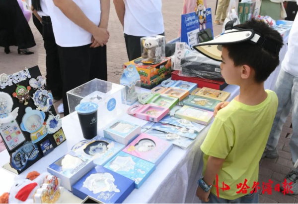 12厘米见方冰杯常温可保形三个半小时，智能手写笔DIY明信片带回家丨新文创推介会亮相啤酒节，推动龙江文创产品迭代升级