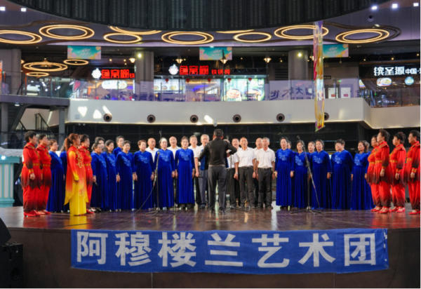 艺彩映秋日 两场公益演出在冰雪美食馆接连上演