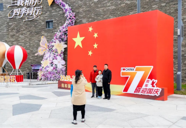 国庆欢乐进行时，哈尔滨冰雪大世界超多游玩亮点，为你带来多重快乐！