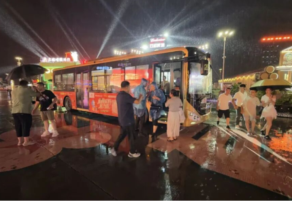 应对突降大雨，启动应急保障，啤酒节免费接送暖人心！